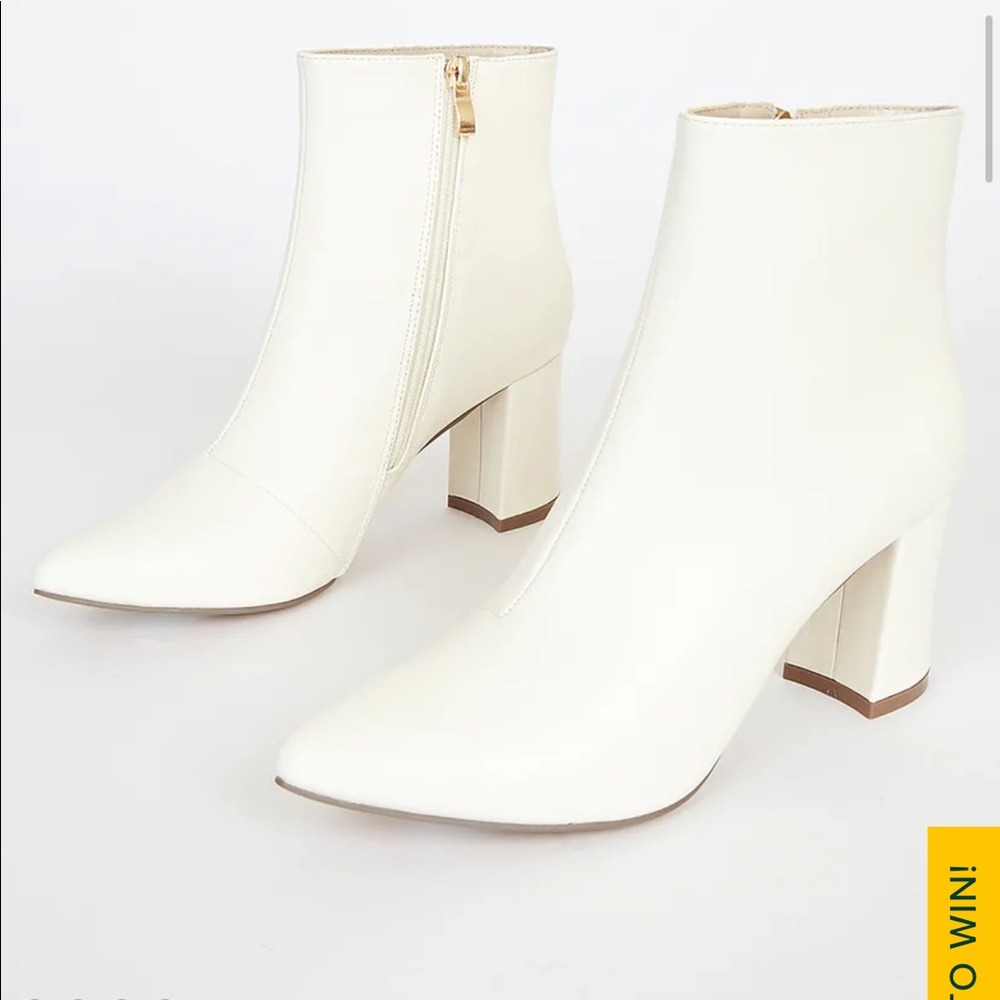 Lulus Sarai Off White Pointed Toe Boot- womens 10